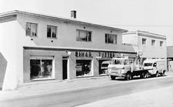 Einar Tveters kolonialforretning ved Skjeberg jernbanestasjo