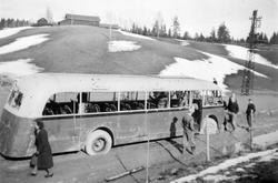 Sønderskutt buss ved Fossum bru, Spydeberg. Tysk soldattrans