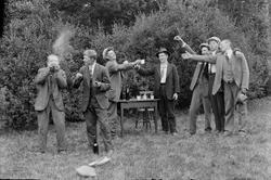 Unggutter fester i det fri, Buerødegård i 1932.