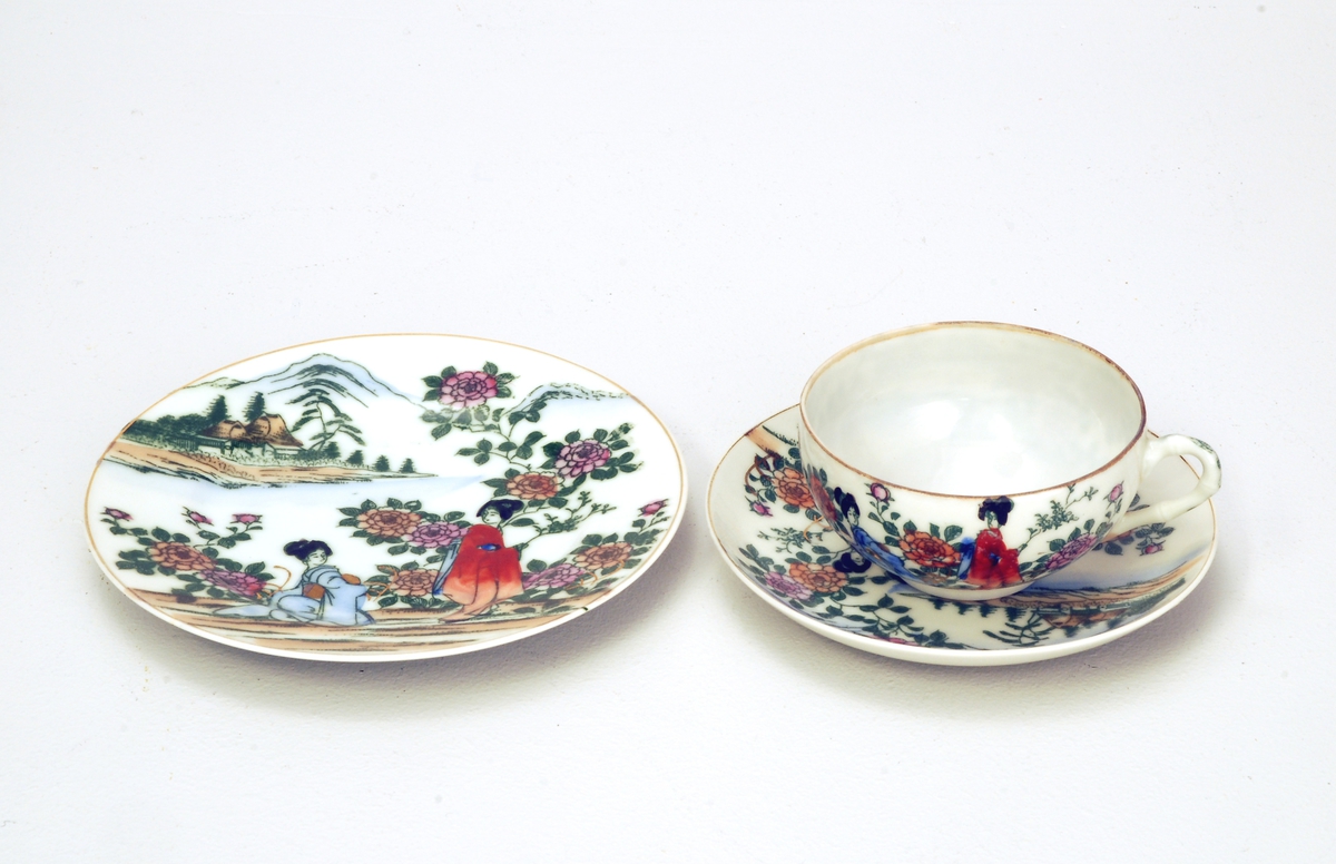 Koppar, tefat og asjett med geisha/ landskap/ blomstermotiv.  "Gullkant"  rundt kant på kopp, tefat og asjett.