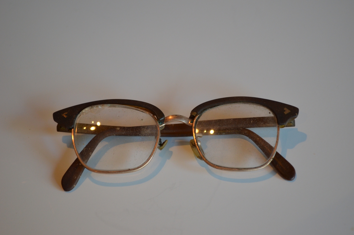 Briller ligg i etui: KSF.009617