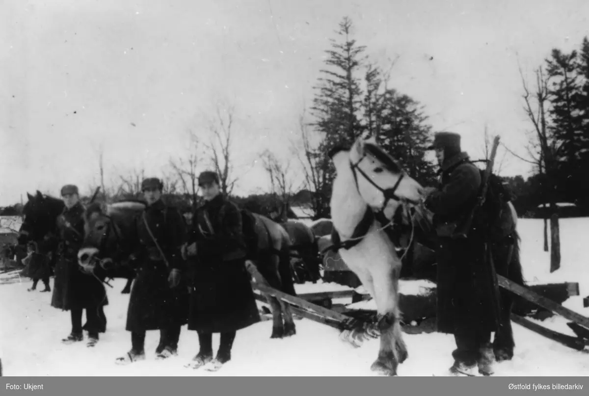 Nøytralitetsvakt i Kristiansand vinteren 1940 før krigen brøyt ut - varte ca. 3 måneder. Robert Næsse holder den hvite hesten.