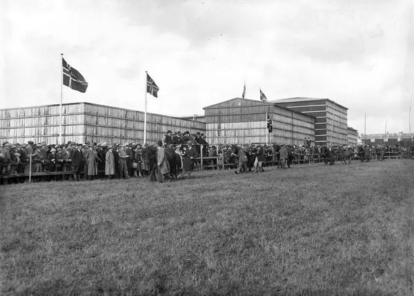 utstilling, Østfoldutstillingen, hesteframsyning, publikum,
Østfoldutstillingen i Sarpbsborg 1930.
Østfold fylkesutstilling i samarbeid med Sarpsborg kommune og Østfold landbruksselskap (100 år) og de andre Østfoldbyene. 
I alt ti avdelinger for skogbruk, landbruk, industri, husflid, osv. Også kulturhistorisk utstilling på Borgarsyssel Museum.
