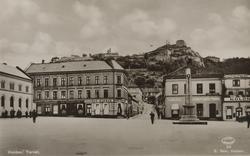 torv, statue, Alfred Bjerges butikk, Idd sparebank, festning