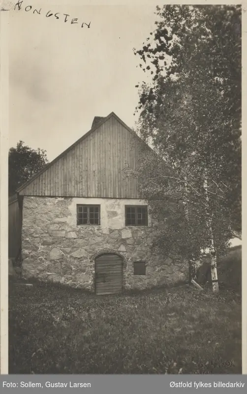 Kongsten fort i Fredrikstad ca. 1905-15 (?), provianthusets gavlvegg. Oppført i 1684. Kjelleren hadde magasin for 8 tonn krutt. Gjennom vinduene i søndre rom kunne kanonene åpne ild mot fienden. Skytset var festet til jernringer i veggen for å bremse rekylen. I 1741 ble bygn. tatt i bruk som losjement for 200 soldater.Idag selsk.lok