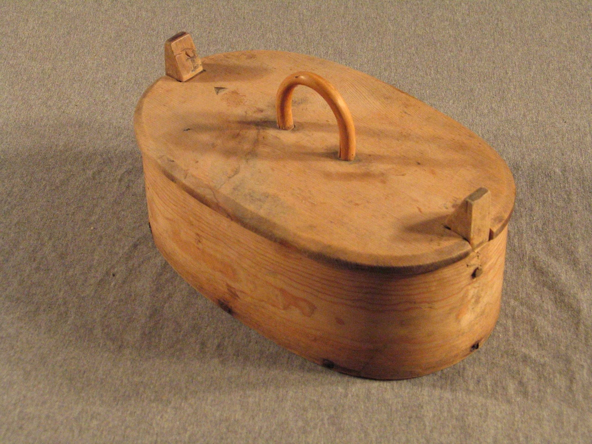 Form: oval
Sveipe tine med lok som er festa i to stolar. Krok på loket laga av lauvtre