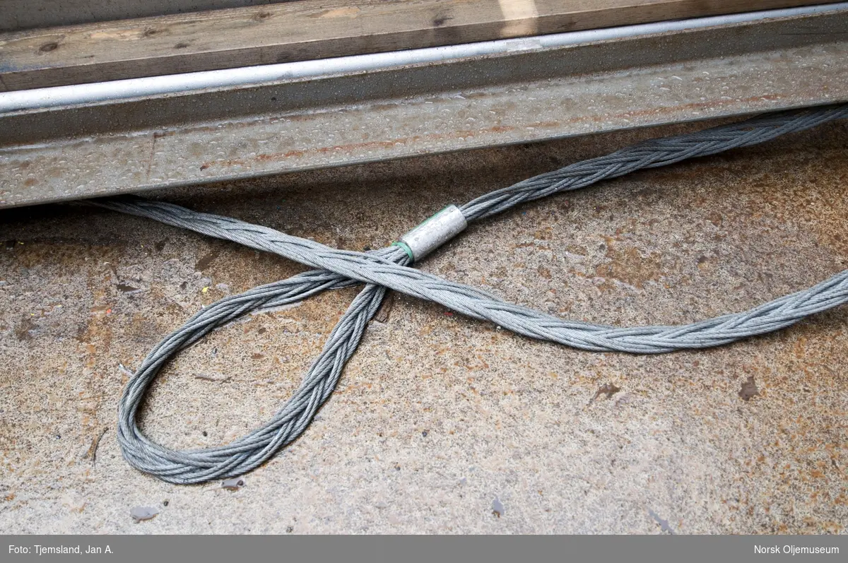 Wirestropp brukt til å løfte stålemner for bruk i verkstedet som har tilhold i modul W23 på Statfjord C. Her fikses og lages det aller meste innen blikk, diverse sveising og metallarbeid -  på nye ting og
gjenstander som trenger vedlikehold.