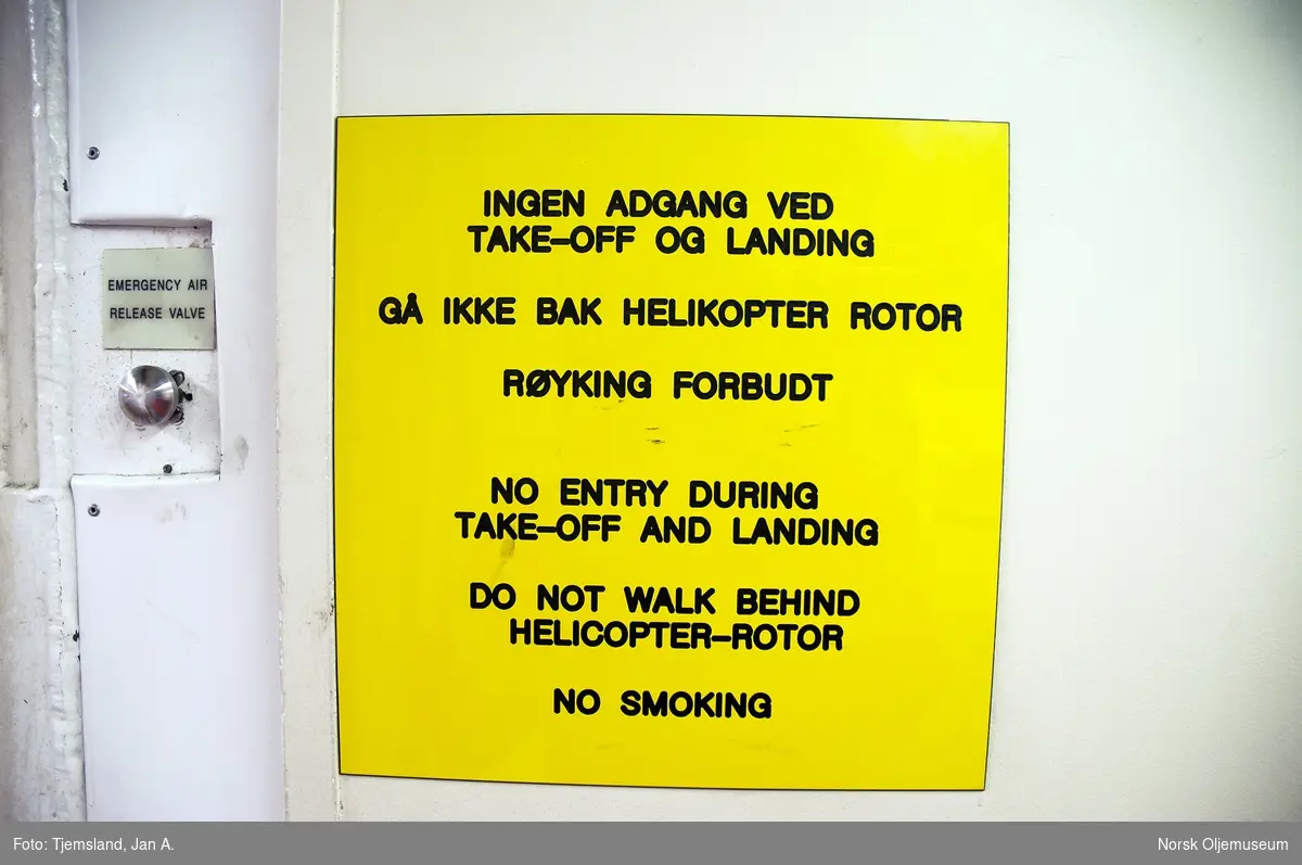 Skilt i landingsområdet for helikopter på Statfjord C.