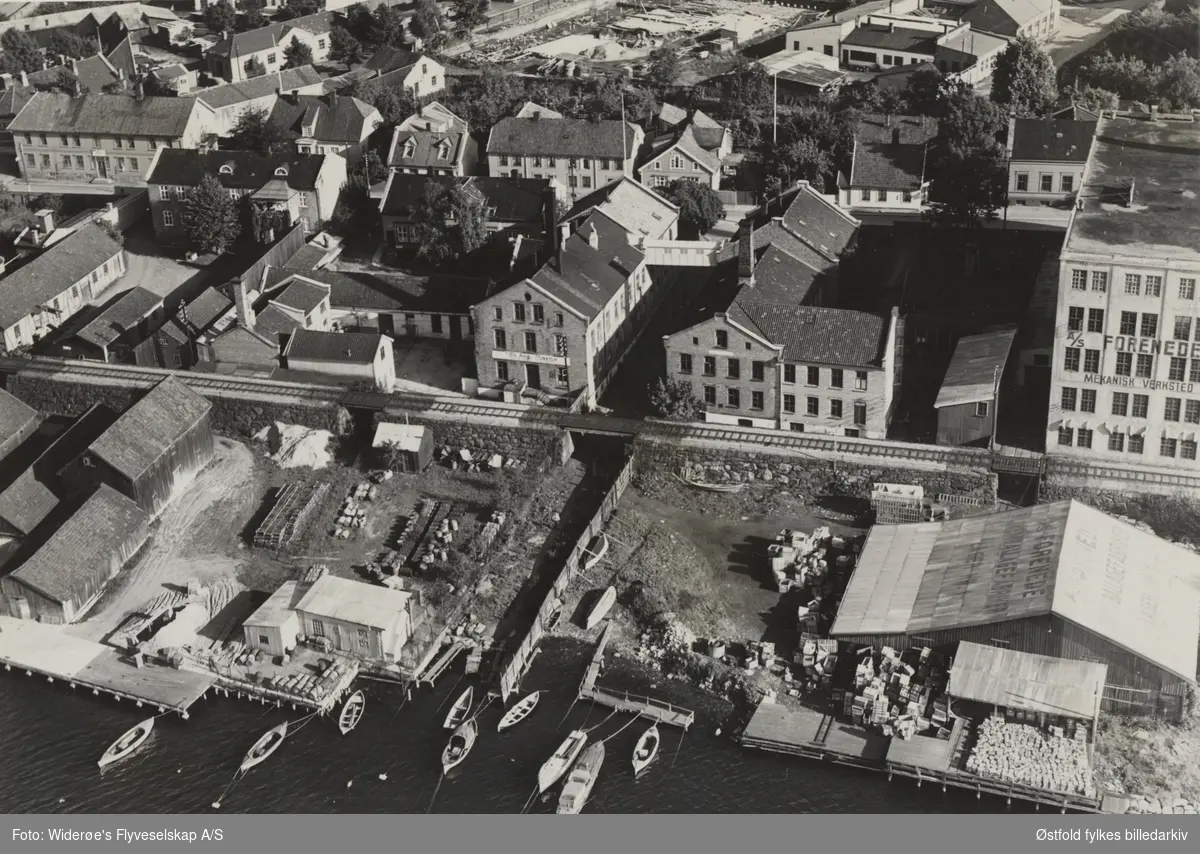 August Chr. Thornes fabrikker , til høyre A/S Forenede Blikemballagefabrik flyfoto ant i slutten av 1930-tallet.
Produserte emballasje av blikk, aluminium og papir.
I forgrunnen båthavn og brygge.
