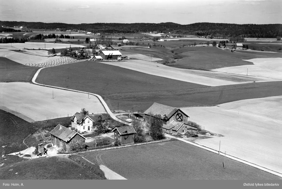 Gården Løkke i Eidsberg, flyfoto fra 27. mai 1957.