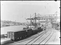 Sarpsborg havn med Pæddekummen, Melløs, Sannesund, Båt med n