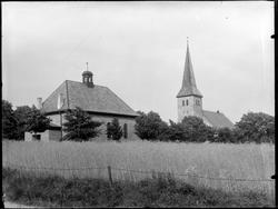 Tune kirke og kapell i Sarpsborg, fotografert etter 1928.
T