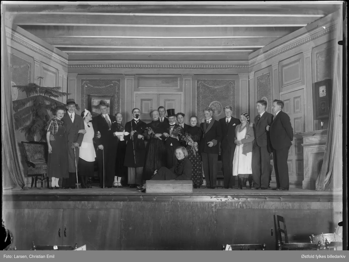 Gruppe med skuepsillere på scene 1935. Kostymer. Ukjent sted og ukjent stykke.