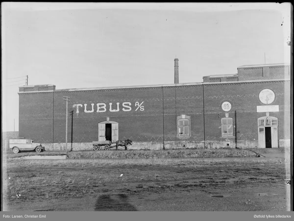 Eksteriør fra Tubus A/S i Sarpsborg, 1932-33. Produsent av trerør for vannverk, turbinanlegg, kloakk, syre og saltvann.
Tubus Trærørfabrikks fabrikk lå ved fylkesvei 557 på Alvim, der Felleskjøpet ligger i dag. Flyttet senere til andre lokaler i Grålumvn. 125