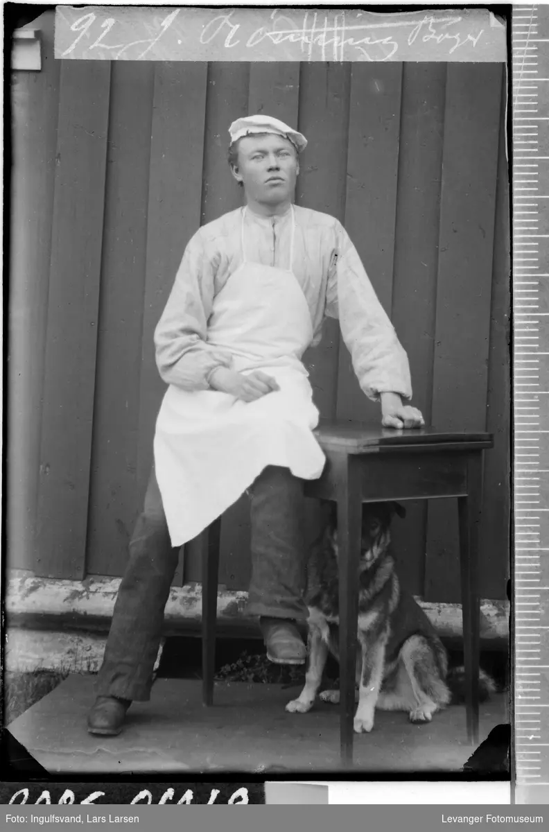 Portrett av en mann i  bakeruniform.