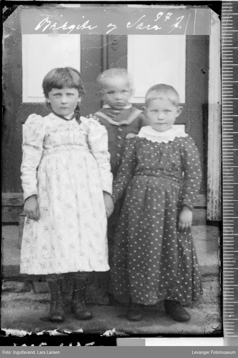Portrett av tre barn.