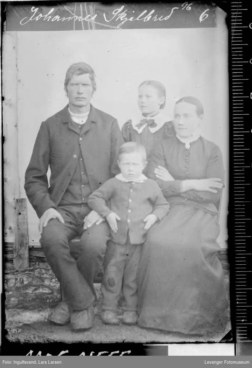 Gruppebilde av en mann, en kvinne og to barn.
