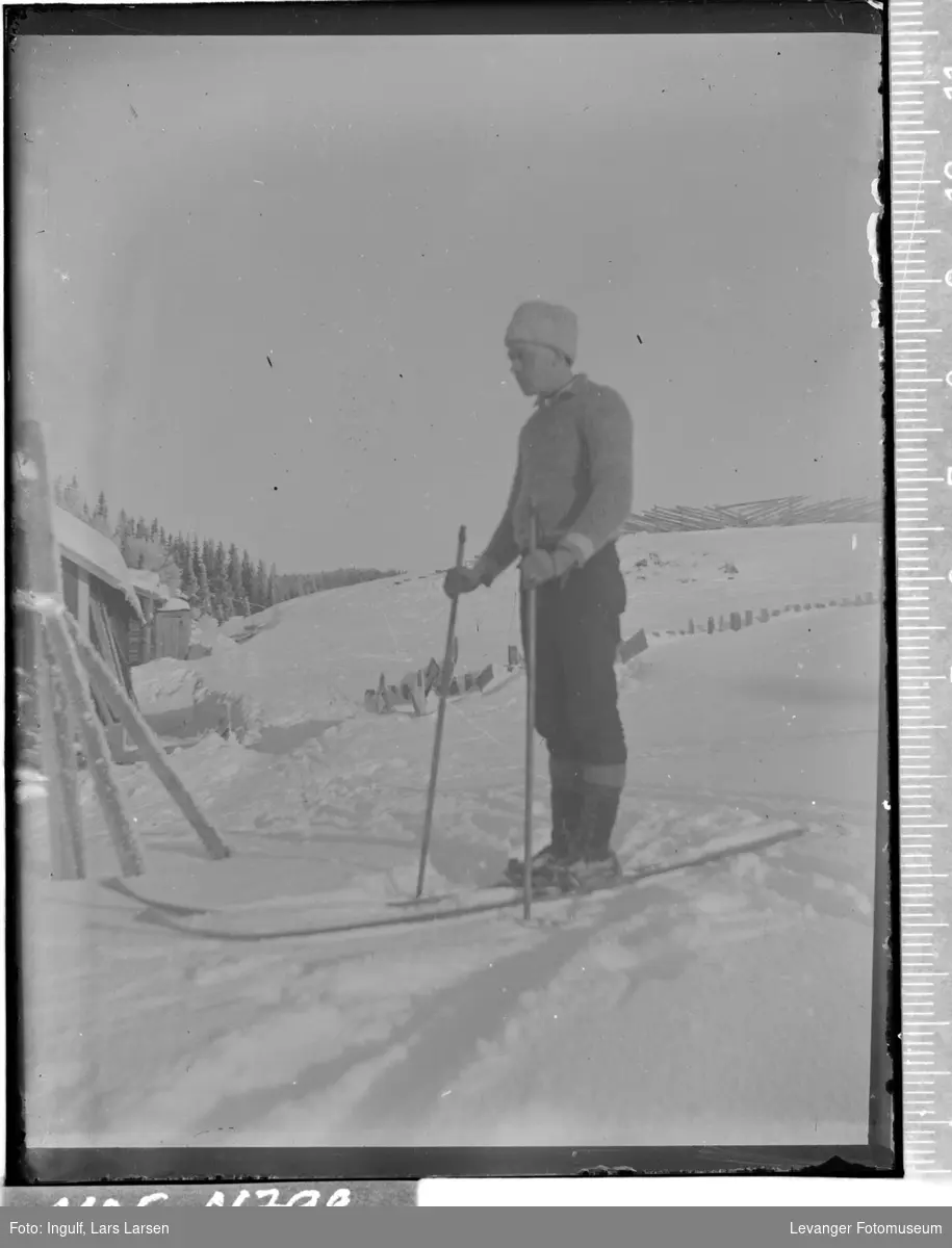 Portrett av en mann på ski.