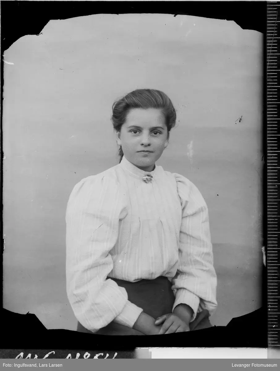 Portrett av en ung kvinne i halvfigur.