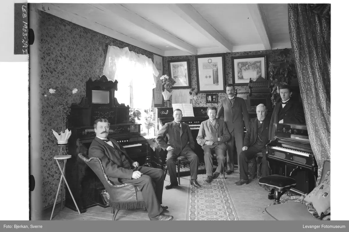 Petter Kahrs Renbjør med ansatte i firmaet Isaachsen og Renbjør i 1903