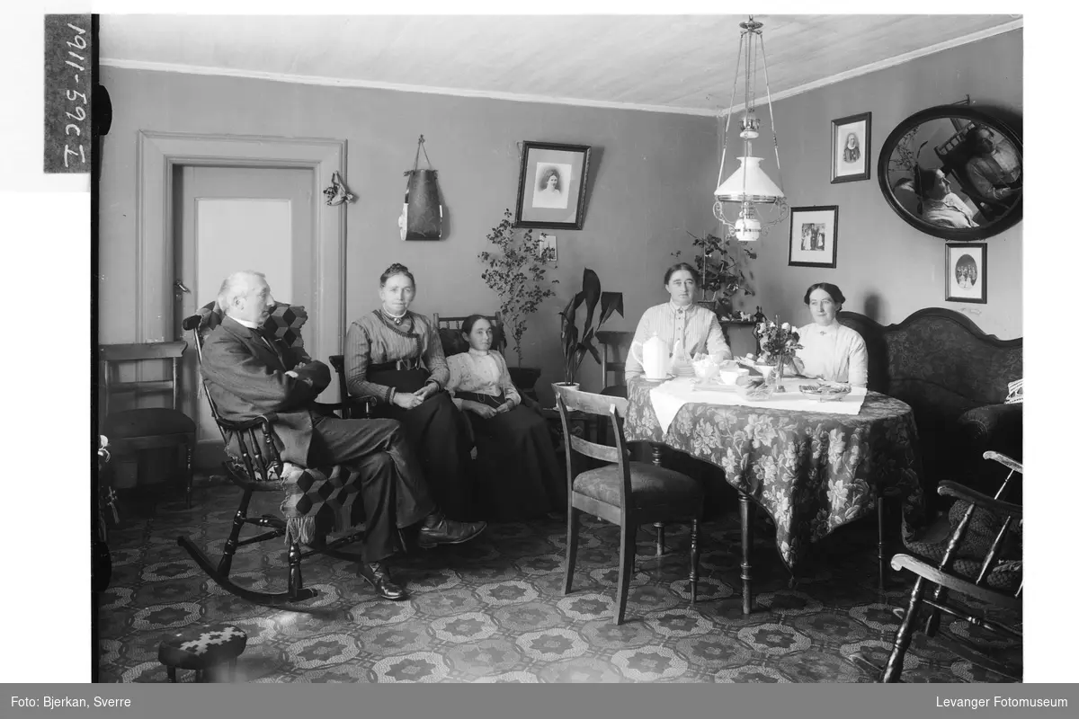 Sogneprest Lassen med familie i prestegårdens stue