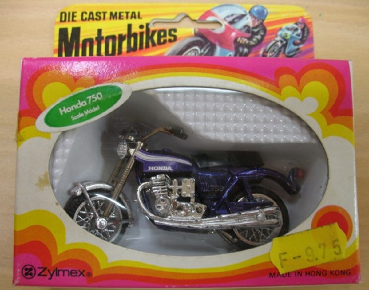 1 st leksaksmotorcykel tillverkade av zylmex, Hong Kong, under 1970-talet. Motorcykeln är av metall, ca. 8 cm lång och ligger  i orginalförpackning. Vid inköp har den kostat 5-9.75 kr. st.