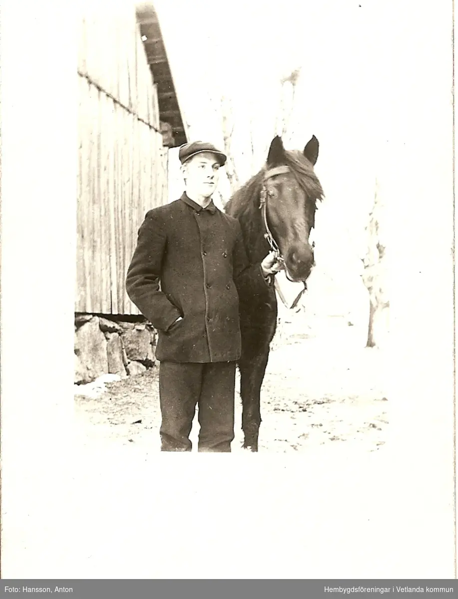 Foto taget i Amnabro efter 1912, Reinhold Hansson med en häst.
 
Fröderyds Hembygdsförening