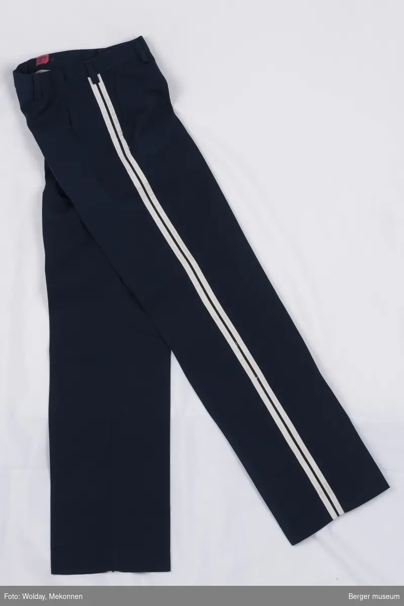 Mørke marine blå korpsbukser med to hvite striper ned langs sidene. 