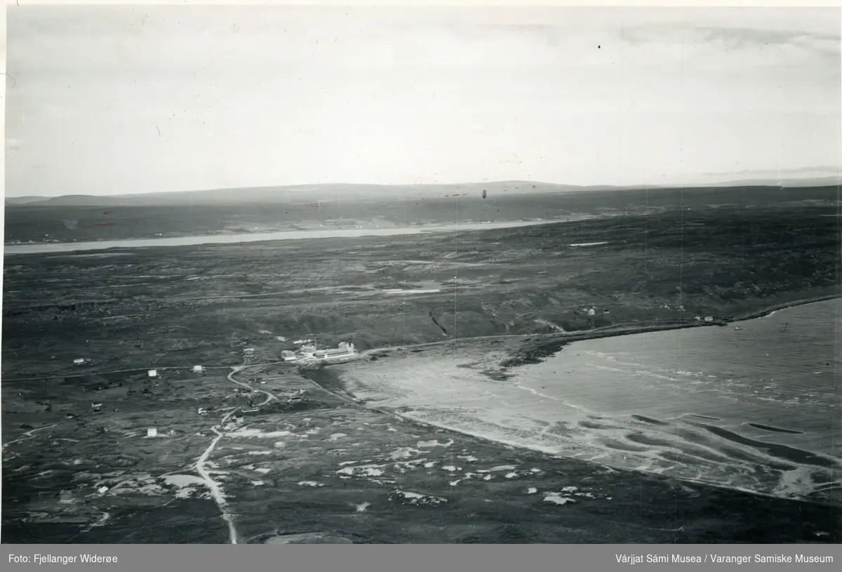 Flyfoto av Stuorravuonna / Karlebotn og Biggánjárga / Bigganes i Unjárgga gielda / Nesseby kommune, 1953.