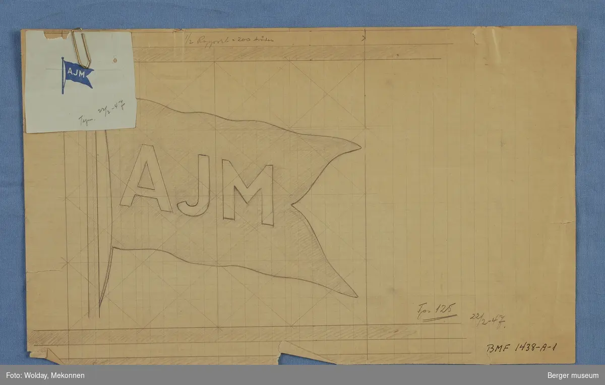 Flagg med logoen AJM (Arnt J. Morlands rederi). Det henger ved en brevlogo brukt som mal. 