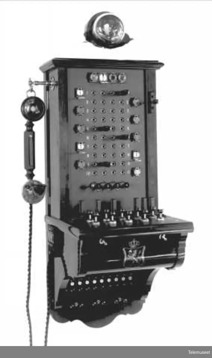 Telefonsentral, magneto proppveksler med knapper, for vegg, 10 d.lj. Elektrisk Bureau.