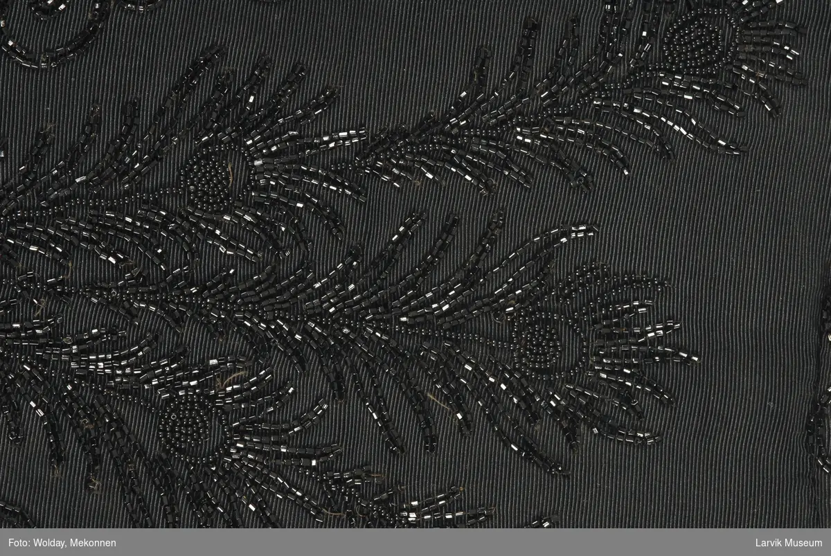 Form: sort silkerips med broderi av sorte glassperler,
