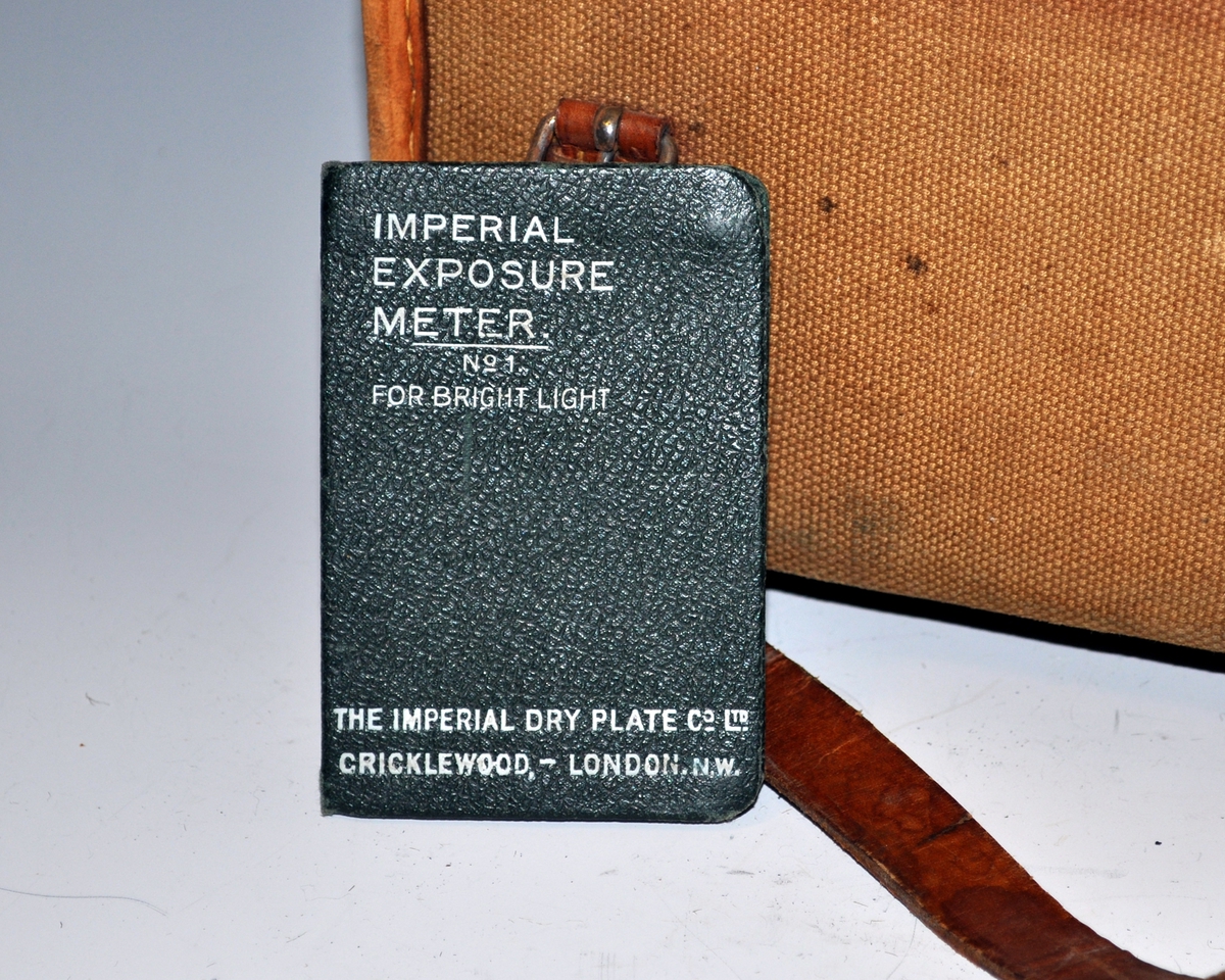 Kamera. Belgkamera til å folde ut av merke: "H. Ernemann Aki.Ges. Dresden." Mål: 15x11,5x6,5 cm. Med holdere for glassplater.