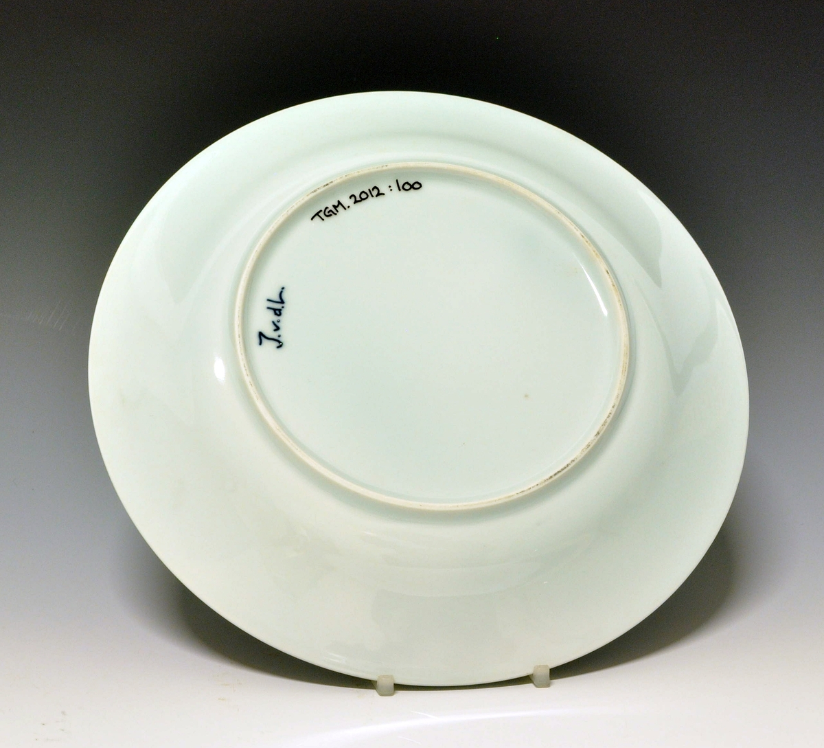 Flat tallerken i porselen, med glatt kant.
Dekor: Stråmønsterinspirert dekor av Jens von der Lippe
Modell: 2590, Leif Enger
