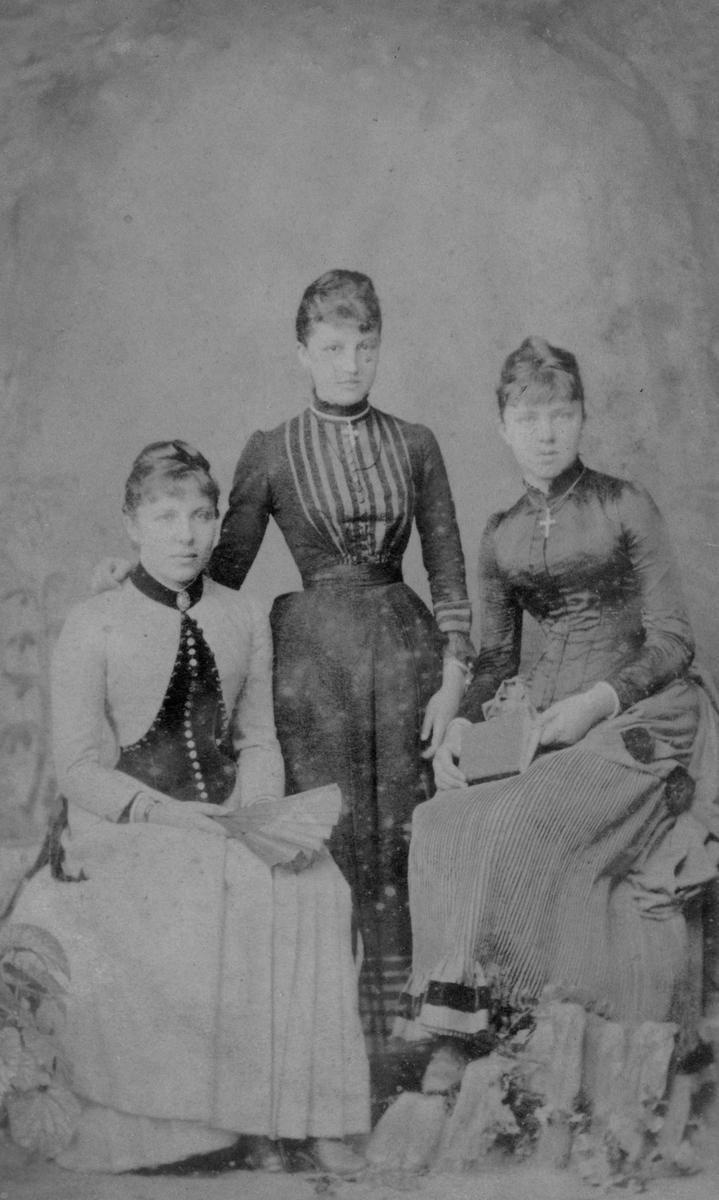 Portrett av tre damer. Den ene er Tulleba (Marie Margrethe) Blichfeld f, Larsen-Naur - sittende venstre side