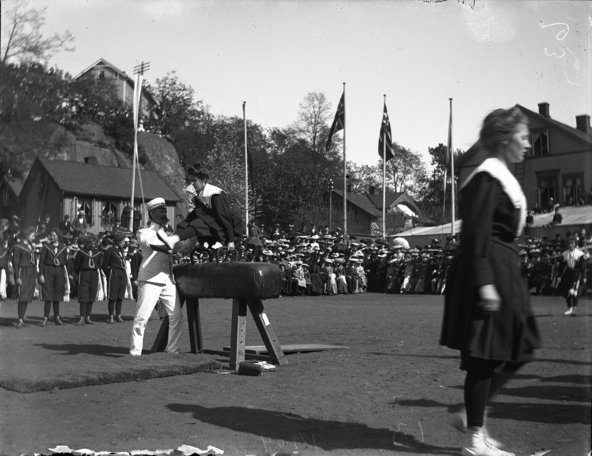 Turnstevne, kvinne på bøylehest - Arendal 1904?