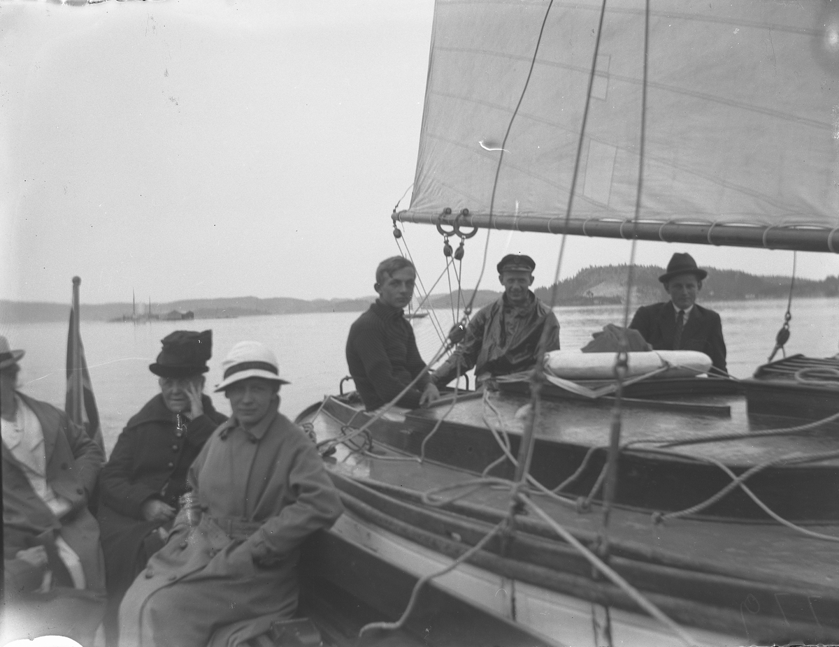 Folk i båter ved brygga i Kragerø