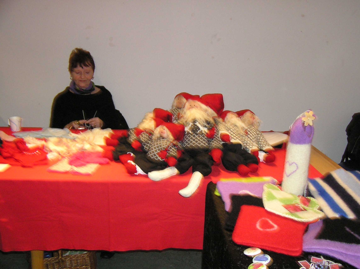 Hobbydag 21.10.2007 på Berg-Kragerø Museum.
Mange viser fram sin hobby. Kragerø Husflidslag sydde og spikket med barna. Markussen demonstrerte silkemaling og to barn fikk prøve å silkemale.