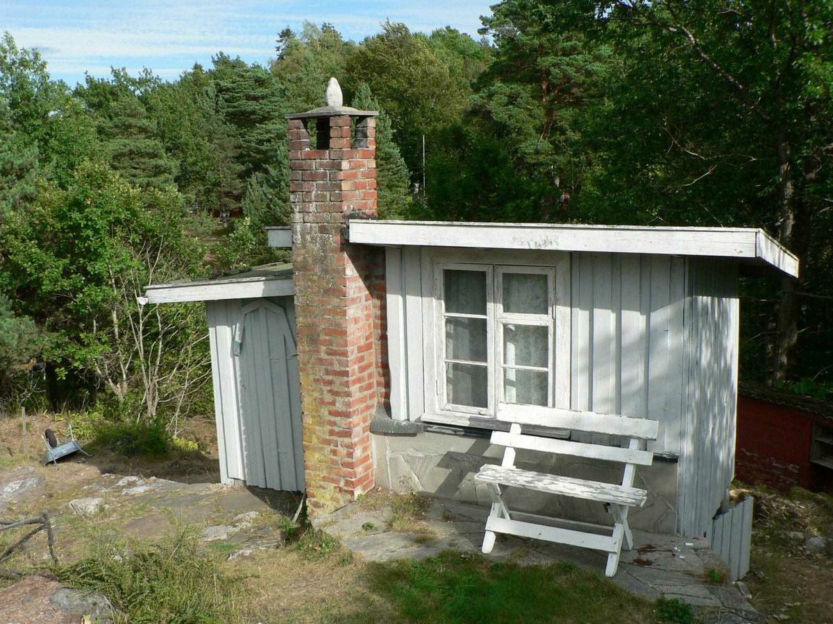 Hytte på Saltbutangen ble revet for å gi plass til en større hytte.  Idyllisk hytte med uthus og utedo. God utsikt til sjøen.