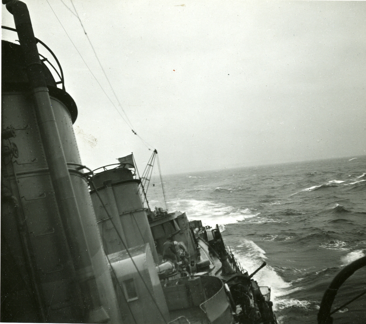 Under gång i dåligt väder.
Kustflottan mars 1945.