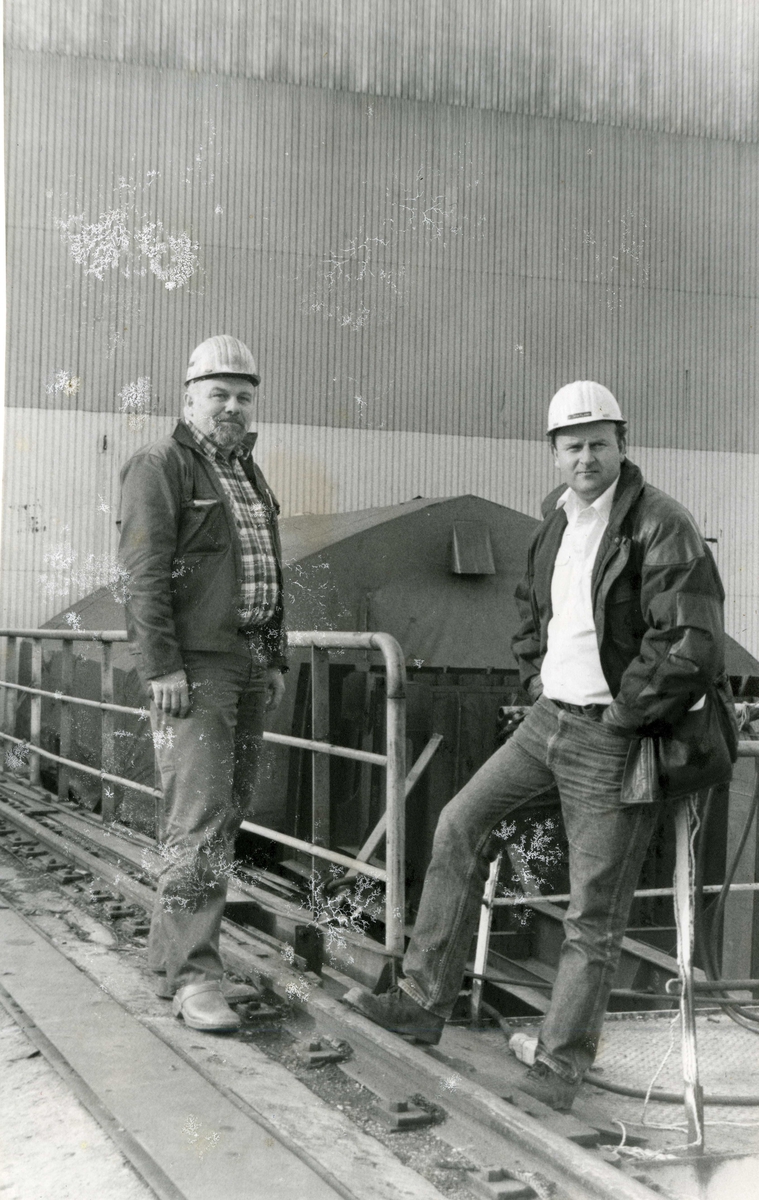 Roy Andersen og Per Bratland ved "Blåhallen" beddinghallen på Tangen verft. Ca. 1987 -  92