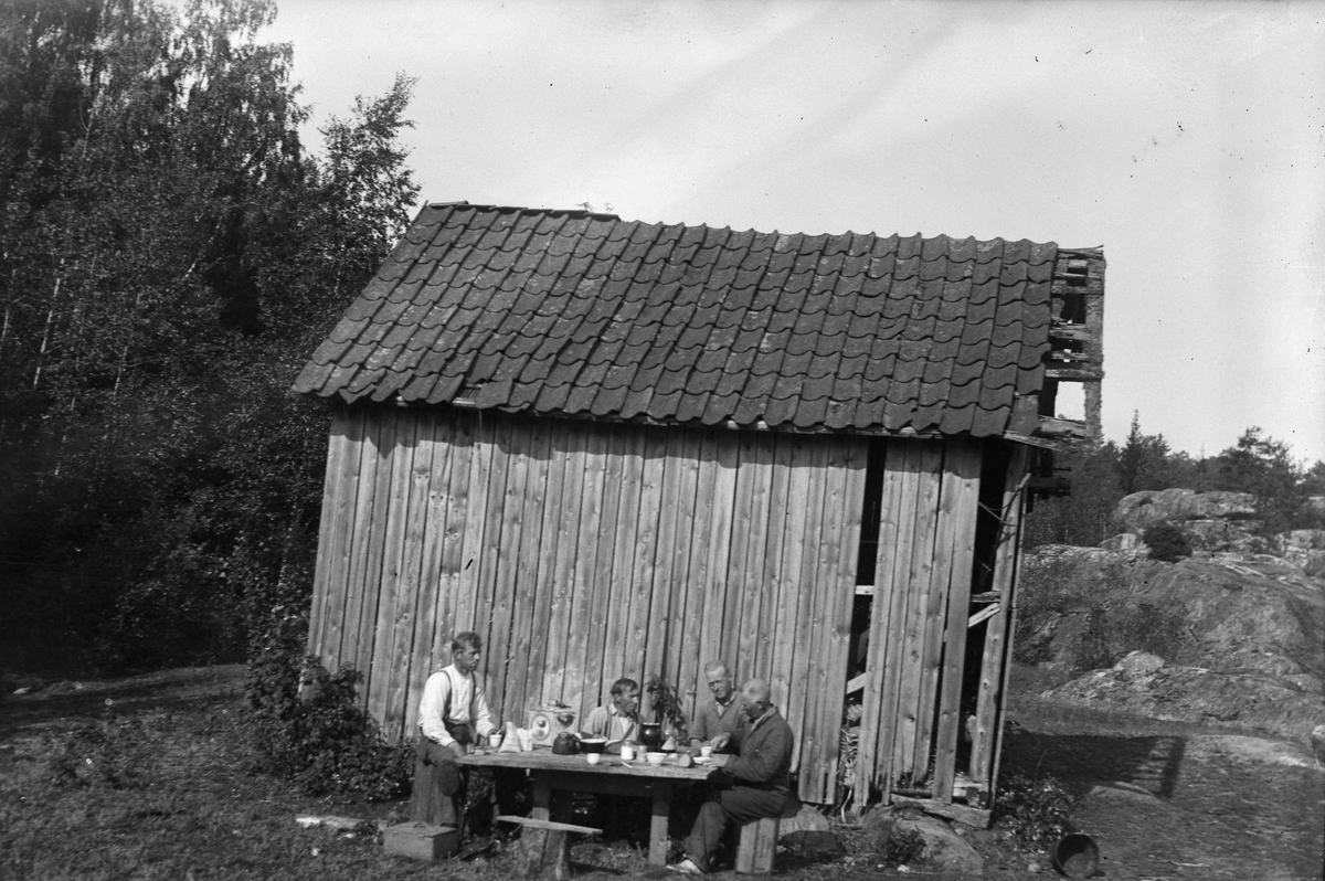 Funkisen, Langholmen, Stølefjorden. Nils Oscar Nilsen,  Arne Nilsen med flere har spisepause. Ca. 1904