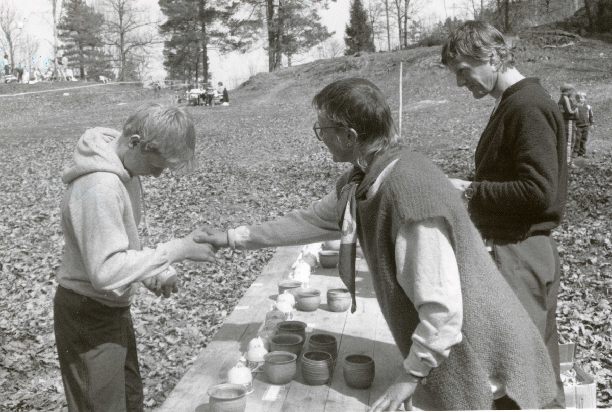 Orienteringsløp  i parken på Berg ,mai 1984. Kirsten og Sam Lunøe deler ut premier.