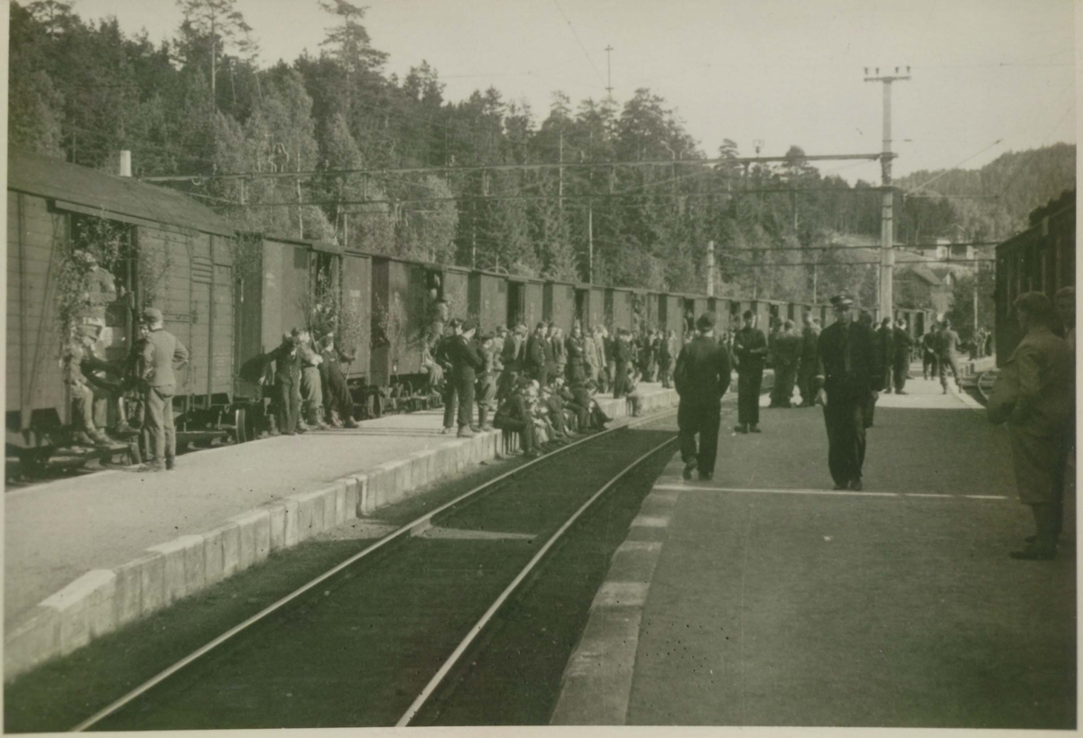 Nordagutu stasjon, tyske soldater transporteres ut av Norge