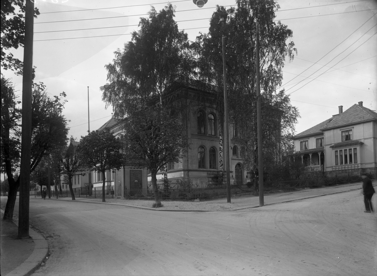 Skien latinskole, Rektor Ørns gate.
Rektorboligen, senere fysikk- og kjemibygget, til høyre.