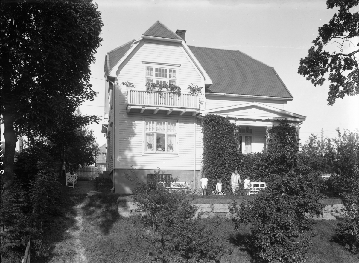 Grensegaten 44, Skien. En flott villa med barn i hagen fotografert ...