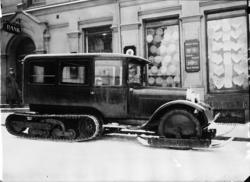 En bil med ski og beltehjul fotografert.
Type: Citroën.