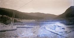 Tømmer i vannet.
Grønvollfoss i Tinnelva (under utbygginga 