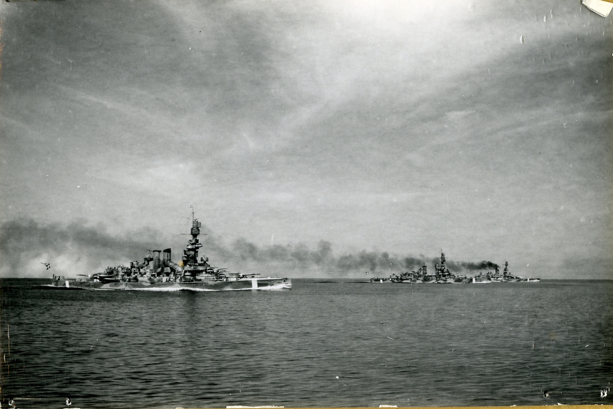 Kustflottans pansarskepp i formation. I förgrunden Sverige, därefter Drottning Victoria och Gustav V. (Ostkusten)
