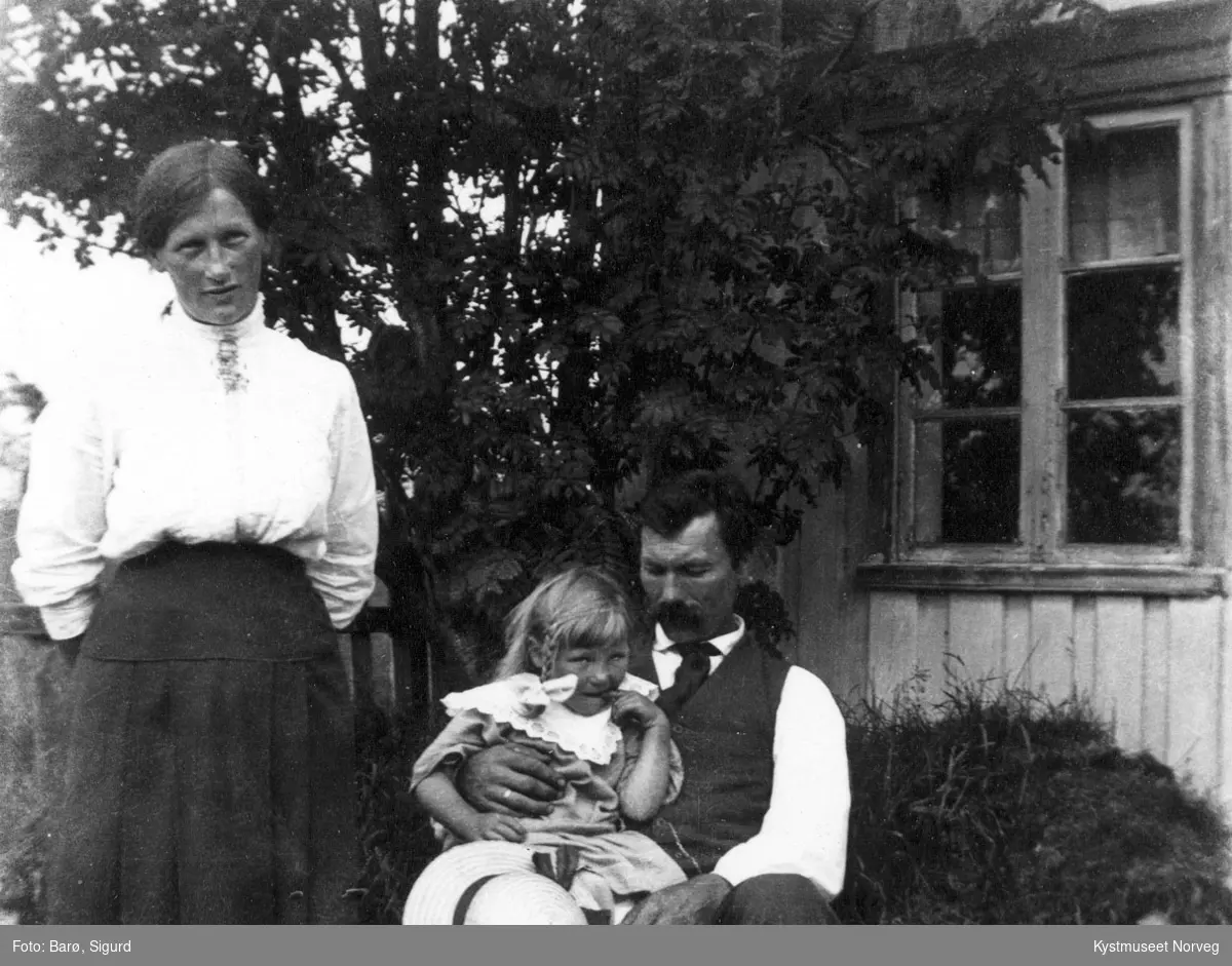 Charlotte og Edvin Schelde med datteren Jorunn på Barøya i Flatanger